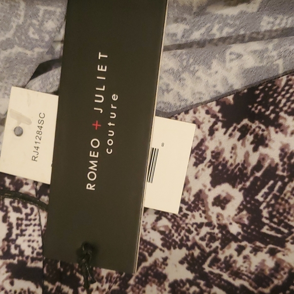 SOLD 🚫 Romeo & Juliet Couture Snake Print Long Sleeve Top sz L - Picture 3 of 11